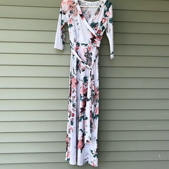 Saved by the Dress Dresses & Skirts - BNWOT floral Saved by the Dress